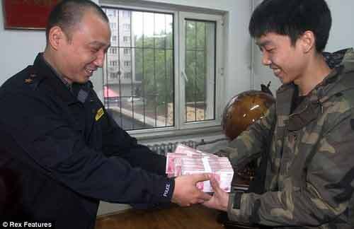  Lái xe taxi hoàn trả gần 600 triệu đồng cho người mất