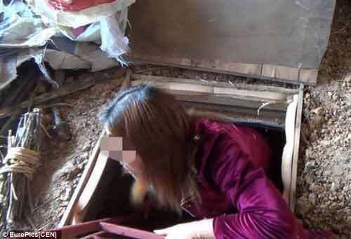 Lừa vợ cũ về nhà rồi nhốt trong hầm bí mật để trả thù