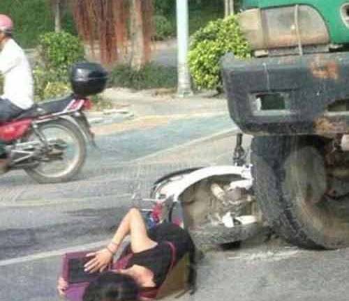 Gặp tai nạn, nữ sinh vẫn tranh thủ học trong lúc chờ xe cấp cứu