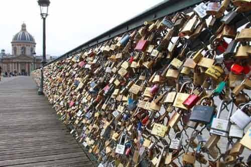 Sập cầu tình yêu ở Pháp do treo quá nhiều ổ khóa 