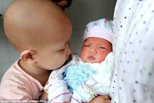 Xúc động bé trai chào đời với sứ mệnh cứu chị gái