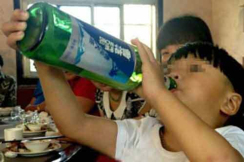 Xôn xao về cậu bé 2 tuổi uống rượu giỏi hơn uống sữa