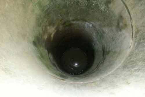 Đau lòng 7 người chết ngạt vì cố vớt một đồng tiền dưới giếng