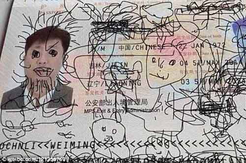 Hài hước con vẽ bậy lên hộ chiếu, cả gia đình bị kẹt lại sân bay