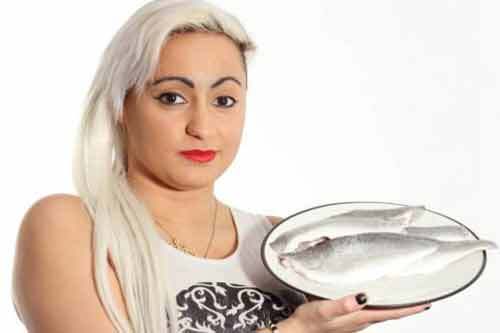 Nữ ca sĩ trẻ bốc mùi cá thối vì mắc chứng bệnh hiếm