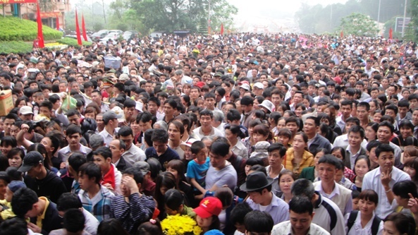 Chùm ảnh: Toát mồ hôi, nhích từng bước ở lễ hội Đền Hùng