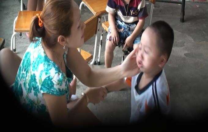 Dư luận phẫn nộ vụ bảo mẫu đánh đập, bóp cổ, tát mặt bé