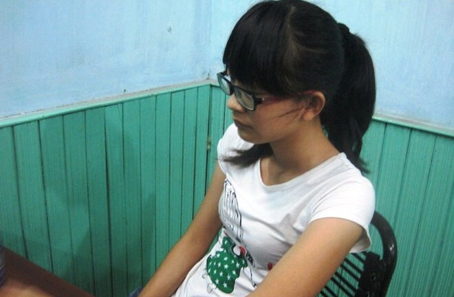 Dân mạng phẫn nộ với bảo mẫu “cho trẻ ăn thức ăn nôn ói vì đắt đỏ”