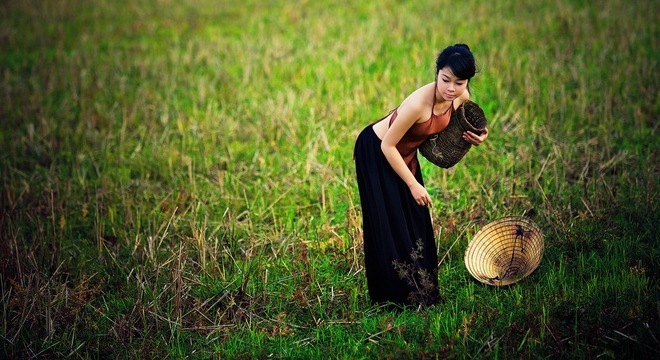 Ngắm bộ ảnh “Thiếu nữ thôn quê áo yếm ra đồng” cực đẹp