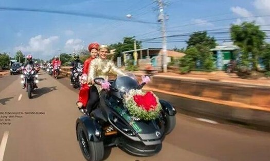 Lác mắt với ảnh rước dâu bằng siêu mô tô