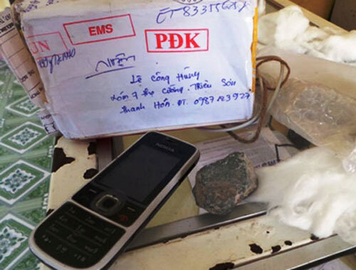 Gửi iPhone 5 qua bưu điện, nhận được 2 cục đá