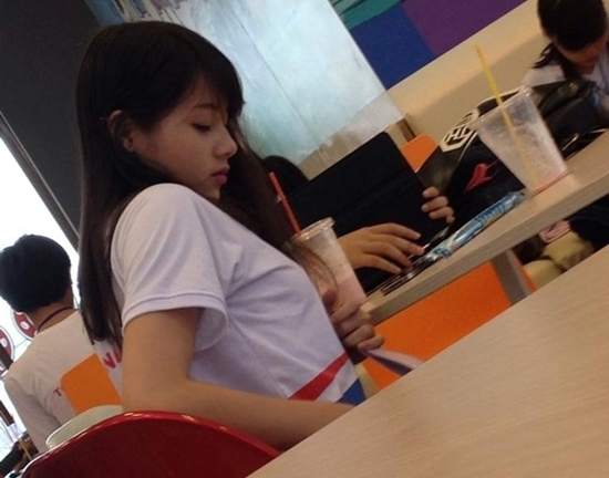 Vẻ đẹp vạn người mê của nữ sinh 9X bị chụp lén 