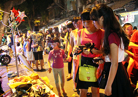 Chùm ảnh Halloween: Giới trẻ hóa “ma quỷ” diễu phố trong đêm