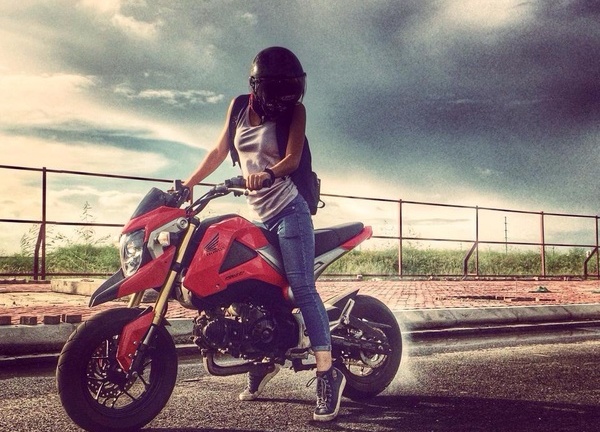 9X xinh đẹp mê xe côn tay và biểu diễn mô tô mạo hiểm