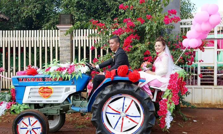 Trọn bộ ảnh rước dâu bằng xe công nông náo loạn phố núi