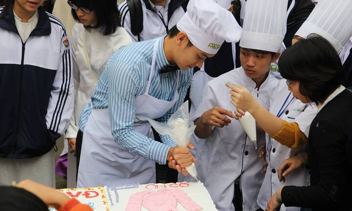 20/11: Ca sĩ Duy Khoa cùng học sinh làm bánh kem tri ân thầy cô