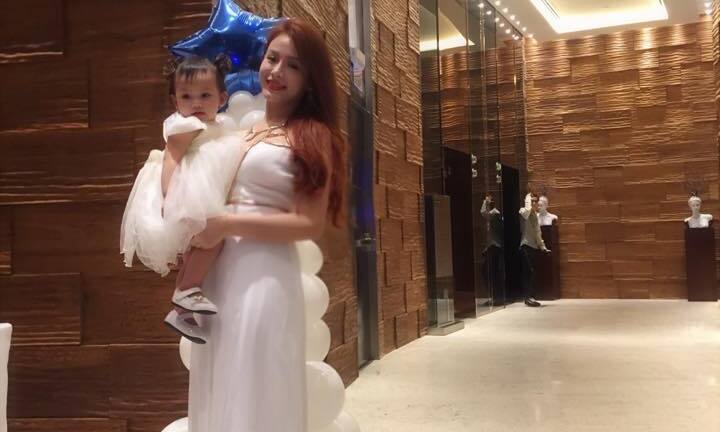 Mê mẩn nhan sắc cựu hot girl Việt làm mẹ nhưng vẫn xinh lung linh