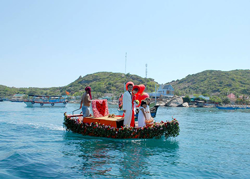 Màn rước dâu “lênh đênh” trên biển bằng ghe gây xôn xao