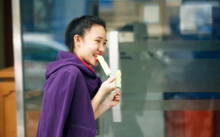 Ăn kem mùa đông: Thú vui đặc biệt của giới trẻ Hà thành