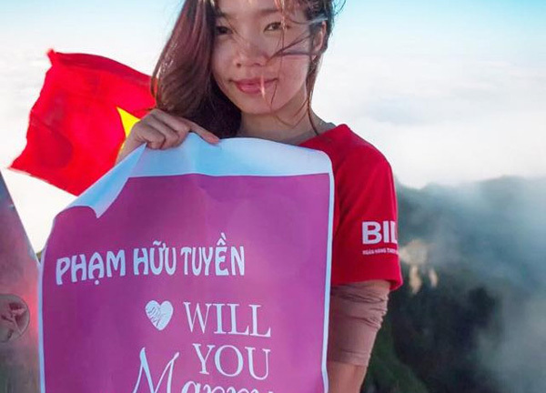Xôn xao cô gái 9X cầu hôn bạn trai trên đỉnh Fansipan
