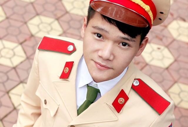 Gặp nam sinh cảnh sát giao thông điển trai gây sốt