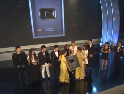 Nhóm hài BB&BG nhận nút play mạ vàng của Youtube