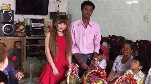 Chàng trai da đen lấy được vợ Việt xinh như hot girl