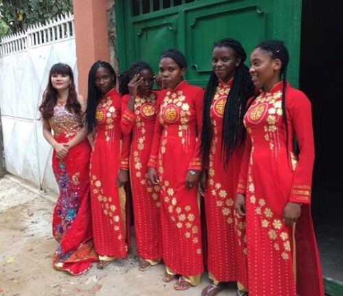 Đội hình châu Phi bê tráp trong lễ ăn hỏi của cặp người Việt gây sốt