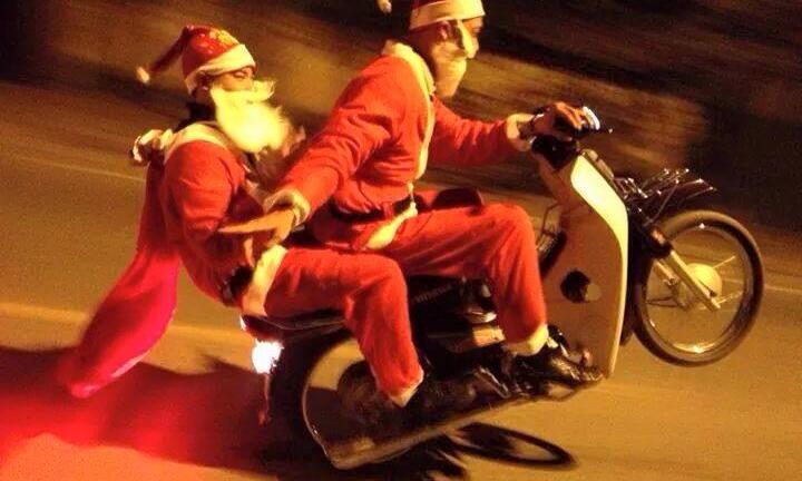 Xôn xao ông già Noel bốc đầu xe máy trong đêm 