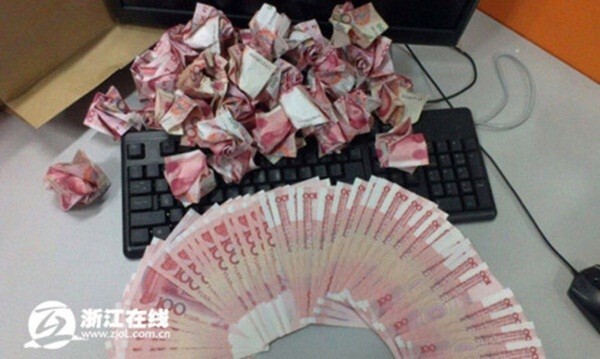 Gấp 999 đóa hồng bằng 700 triệu đồng cầu hôn bạn gái