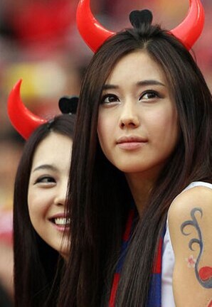 Các hot girl tung ảnh khỏe khoắn chào World Cup 2014