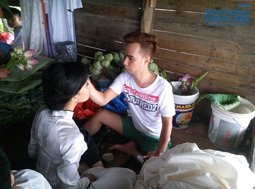 Để có một tấm hình đẹp với đầm sen