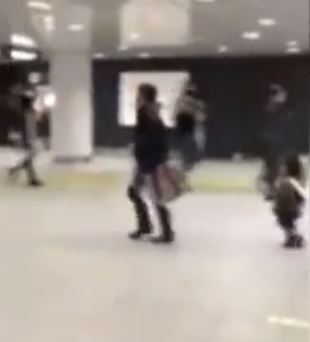 Bức xúc clip “Mẹ dùng chân đá vào đầu bé gái”