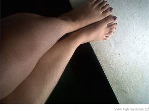 Dậy sóng trào lưu gái xinh khoe ảnh lông chân rậm rạp