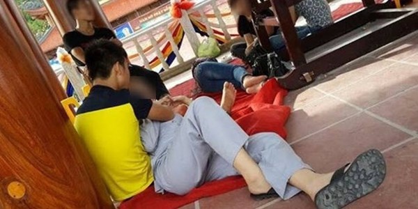 Bức xúc cặp đôi mặc đồ Phật ôm ấp nhau tại cửa chùa