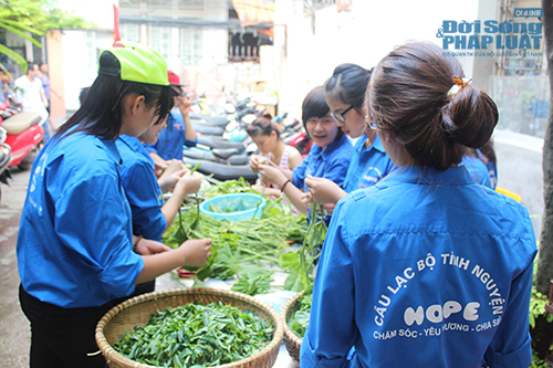 Cảm động những suất cơm chay phát miễn phí cho sĩ tử 