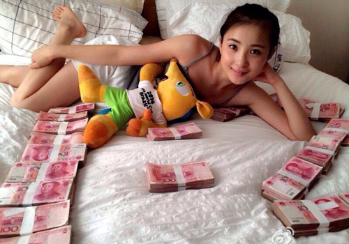 Hot girl “khoe tiền tỷ” thua cá độ bóng đá trên giường ngủ 