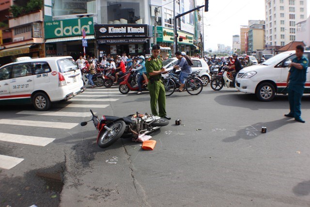 Đi xe mô tô phân khối lớn tốc độ cao, 1 người nước ngoài tử vong