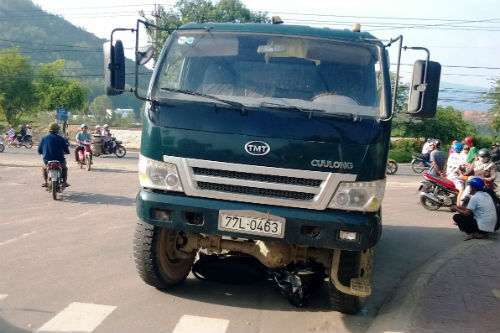 Bình Định: Xe máy bị cuốn vào gầm xe tải, một thanh niên tử vong