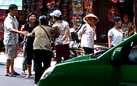 Cô gái trẻ lao vào 