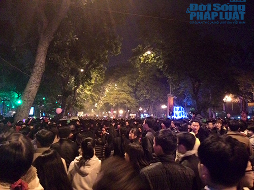 Heineken Countdown 2015: Nam nữ đu cây, trèo xe VTV xem chương trình