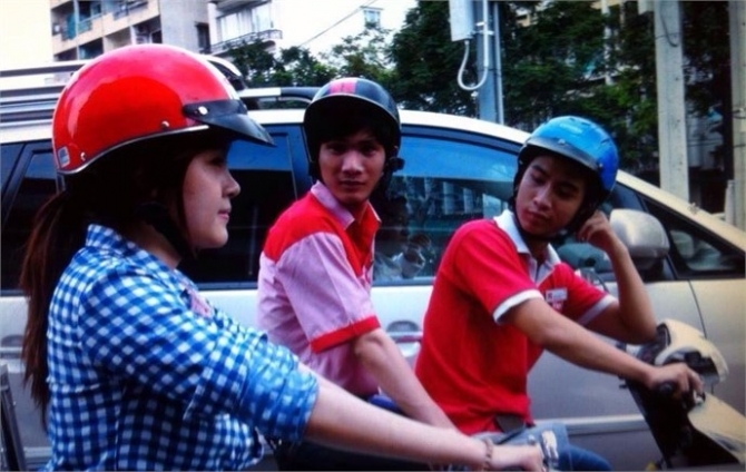 Bà Tưng “sống khác” khiến dân mạng phát cuồng