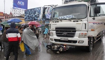 Bị xe tải cuốn vào gầm, hai cô gái tử vong tại chỗ