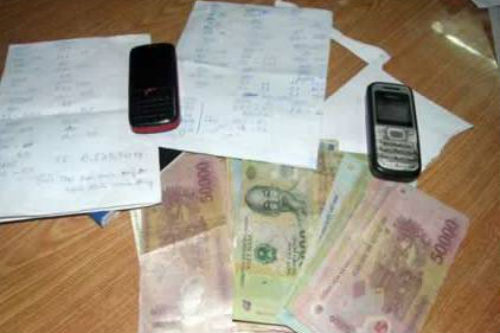 Có tiền án về tội đánh bạc vẫn tiếp tục ghi đề rồi bị bắt