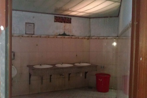 Hoảng loạn phát hiện người phụ nữ gục chết trong phòng vệ sinh