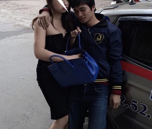 Nhan sắc bạn gái giấu mặt được Lệ Rơi khoác vai