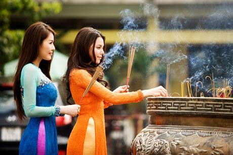 Văn khấn đi chùa cầu bình an, may mắn và giải hạn năm mới