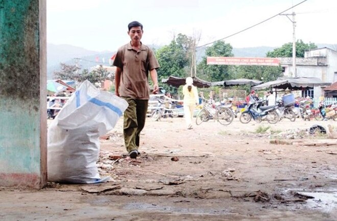 Một tiểu thương dùng dầu hỏa tự thiêu giữa chợ