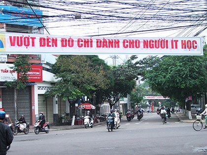 Băng rôn “Vượt đèn đỏ chỉ dành cho người ít học” gây tranh cãi