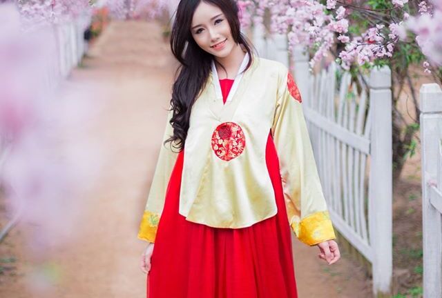 Hot girl Ngân Búng hóa búp bê xinh đẹp giữa vườn hoa Xuân